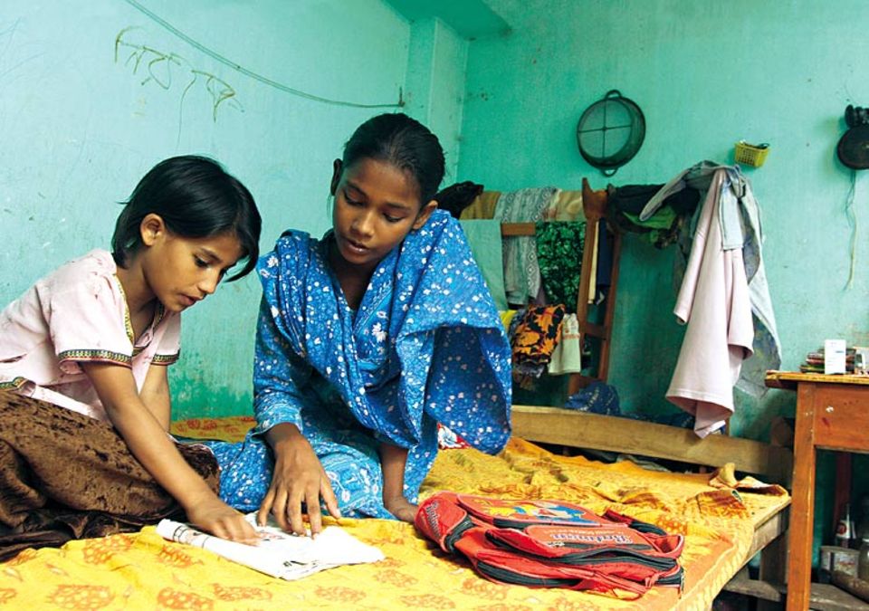 Hilfsbereit: Rokeya übt zu Hause mit ihrer achtjährigen Schwester Aisha lesen. Die Jüngere möchte später auch auf die UNICEF-Schule gehen Hilfsbereit: Rokeya übt zu Hause mit ihrer achtjährigen Schwester Aisha lesen. Die Jüngere möchte später auch auf die UNICEF-Schule gehen