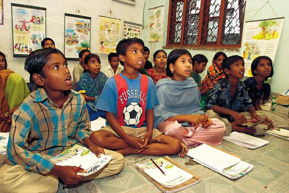 Volle Konzentration: Shaikat besucht mit rund 25 anderen Mädchen und Jungen eine UNICEF-Schule in Dhaka. Alle Kinder, die hier lernen, müssen für ihren Lebensunterhalt hart schuften Volle Konzentration: Shaikat besucht mit rund 25 anderen Mädchen und Jungen eine UNICEF-Schule in Dhaka. Alle Kinder, die hier lernen, müssen für ihren Lebensunterhalt hart schuften
