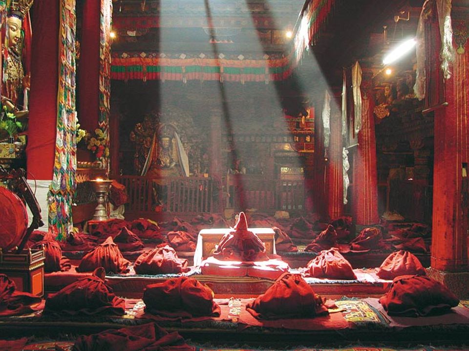 Der Jokhang-Tempel, heiligster Ort Tibets: Die Kutten der Mönche liegen bereit, gleich beginnt das Gebet. Das Bild von Andreas Hofem aus Heidelberg ist der Sieger des Online-Fotowettbewerbs auf GEO.de. "Intensive rote Farben, dazu die Sonnenstrahlen im Zentrum - dem Fotografen ist es gelungen, den Tempel besonders poetisch in Szene zu setzen", lautet die Begründung des GEO-Bildredakteurs Markus Seewald Der Jokhang-Tempel, heiligster Ort Tibets: Die Kutten der Mönche liegen bereit, gleich beginnt das Gebet. Das Bild von Andreas Hofem aus Heidelberg ist der Sieger des Online-Fotowettbewerbs auf GEO.de. "Intensive rote Farben, dazu die Sonnenstrahlen im Zentrum - dem Fotografen ist es gelungen, den Tempel besonders poetisch in Szene zu setzen", lautet die Begründung des GEO-Bildredakteurs Markus Seewald