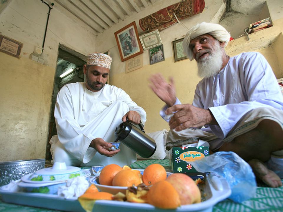 Größter Luxus: Gastfreundschaft. Ali bin Salem Al Abri (r.) macht selbst in seiner kleinen Hütte für Fremde Platz. Wie sein Name verrät, ist der Alte in Misfat Al Abri geboren.