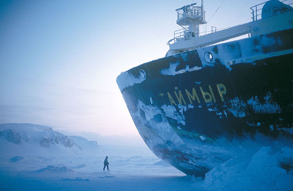 Der russische Atom-Eisbrecher "Tajmyr" brachte 1994 das Filmteam des ORF nach Franz-Josef-Land. Mit Nuklear-Antrieb konnte 1977 auch erstmals der Nordpol per Schiff erreicht werden. Die "Tegetthoff" verfügte nur über einen 100 PS-Motor Der russische Atom-Eisbrecher "Tajmyr" brachte 1994 das Filmteam des ORF nach Franz-Josef-Land. Mit Nuklear-Antrieb konnte 1977 auch erstmals der Nordpol per Schiff erreicht werden. Die "Tegetthoff" verfügte nur über einen 100 PS-Motor