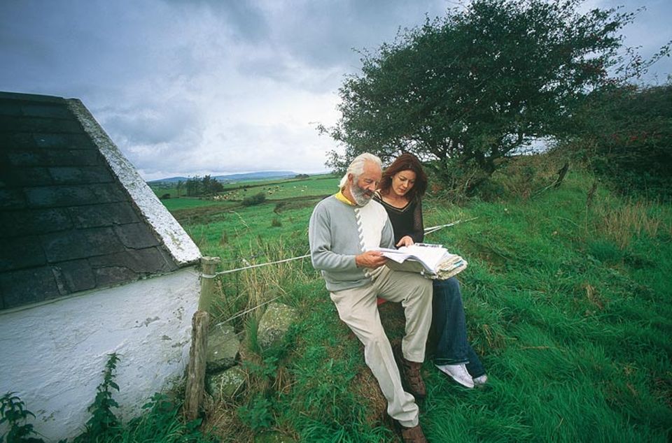 Menschen-Vermittler Willie Daly mit Tochter Marie und dem "Matchmaker"-Buch Menschen-Vermittler Willie Daly mit Tochter Marie und dem "Matchmaker"-Buch