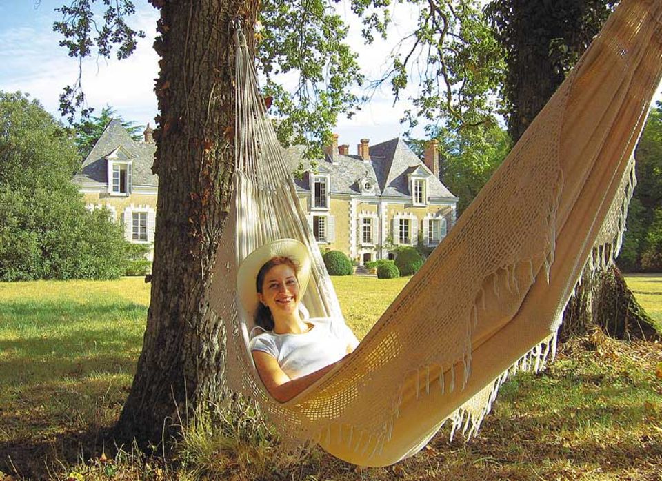Riechpause: Eine Workshop-Teilnehmerin "neutralisiert" im Schlosspark ihre Nase