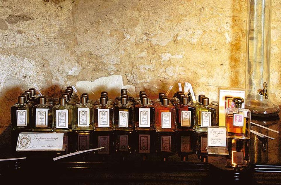 Rohstoffe: De Barry besitzt über tausend Öle, Ingredienzien für seine Parfüme
