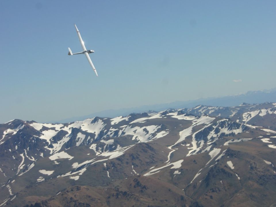 Die Schönheit der argentinischen Anden ist trügerisch – an den Seiten der riesigen Bergketten bilden sich gefährliche Windströmungen. Der Segelflieger gleitet ohne Motor auf den Wellen dieser Winde Die Schönheit der argentinischen Anden ist trügerisch – an den Seiten der riesigen Bergketten bilden sich gefährliche Windströmungen. Der Segelflieger gleitet ohne Motor auf den Wellen dieser Winde