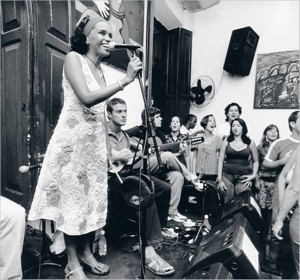 Familiäres Ambiente: Teresa Cristina, einer der Stars des Samba, singt im "Carioca da Gema"