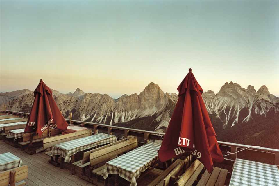 Dolomites: Gipfel rahmen die Terrasse des Cafés. Ein Traumort, nur außerhalb der Öffnungszeiten so leer Dolomites: Gipfel rahmen die Terrasse des Cafés. Ein Traumort, nur außerhalb der Öffnungszeiten so leer