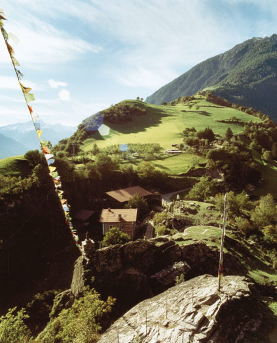 Juval: Gebetsfahnen aus Tibet schmücken die Pilgerstätte im Vinschgau. In Messners Privatschloss entstand das erste seiner Museen Juval: Gebetsfahnen aus Tibet schmücken die Pilgerstätte im Vinschgau. In Messners Privatschloss entstand das erste seiner Museen
