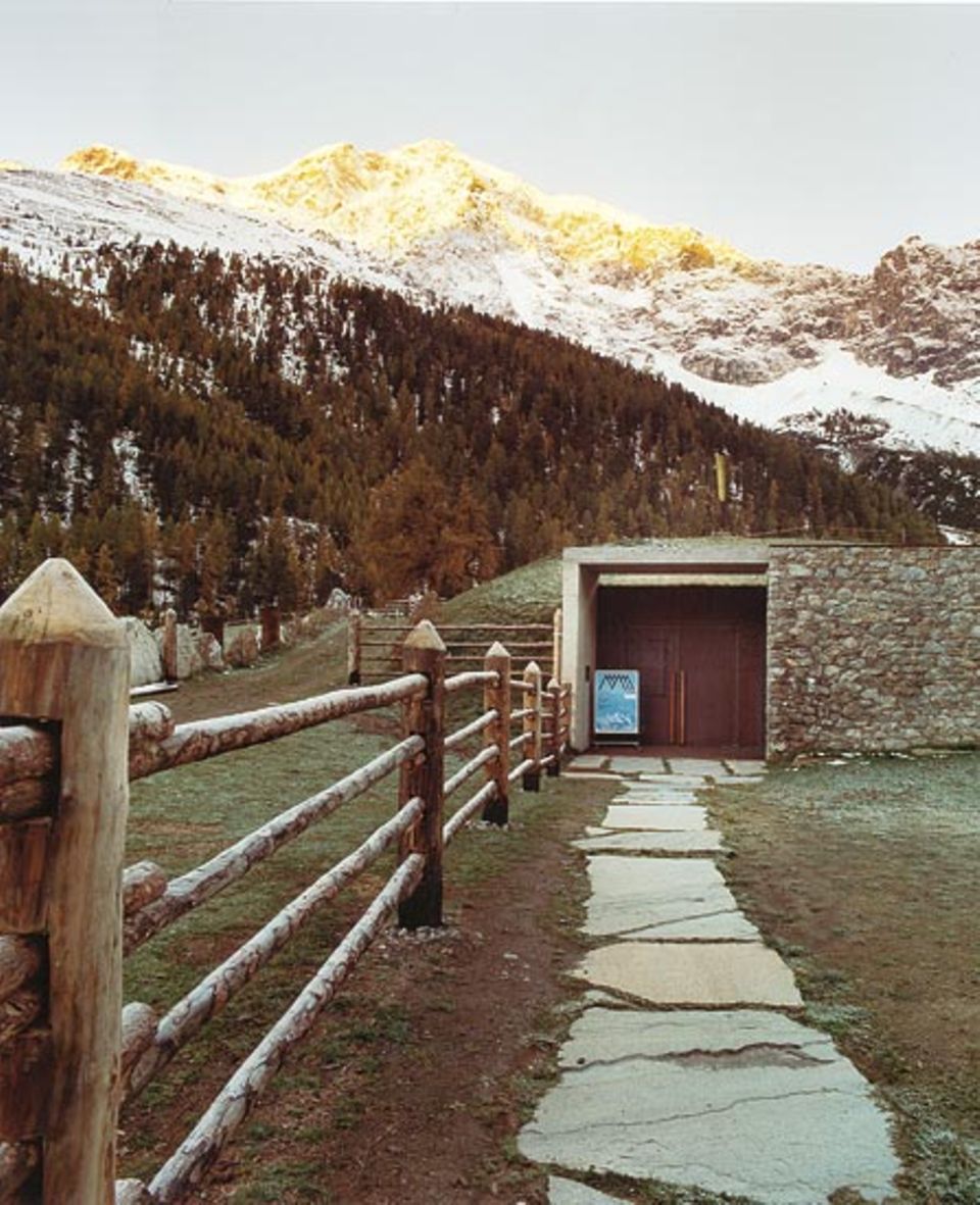 Ortles: Das Eismuseum liegt unterirdisch im Berg. Darüber erstrahlt im Morgenlicht der Ortler Ortles: Das Eismuseum liegt unterirdisch im Berg. Darüber erstrahlt im Morgenlicht der Ortler