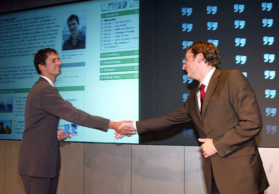 Claus Strunz (rechts) überreicht Lars Abromeit den Axel-Springer-Preis Claus Strunz (rechts) überreicht Lars Abromeit den Axel-Springer-Preis