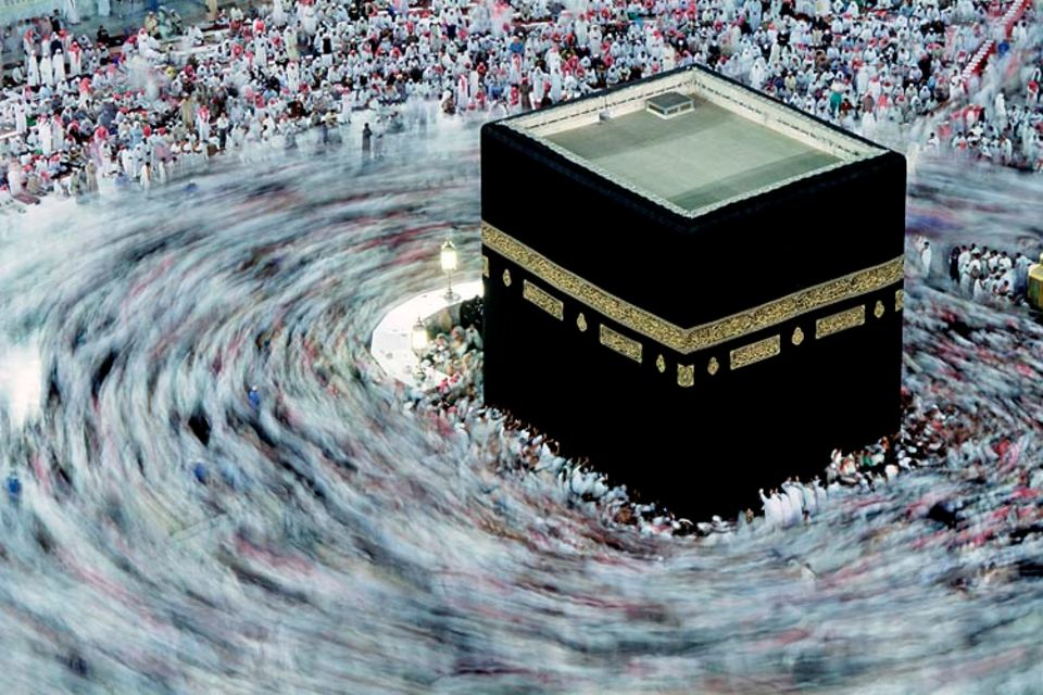 Weltreligionen: Wird von den Gläubigen umrundet: die Kaaba in Mekka Weltreligionen: Wird von den Gläubigen umrundet: die Kaaba in Mekka