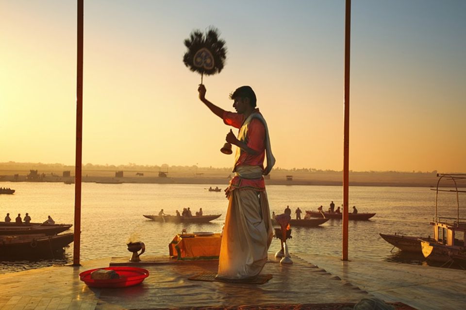 Hinduismus: Am Ganges, dem heiligen Fluss, wird eine Zeremonie abgehalten