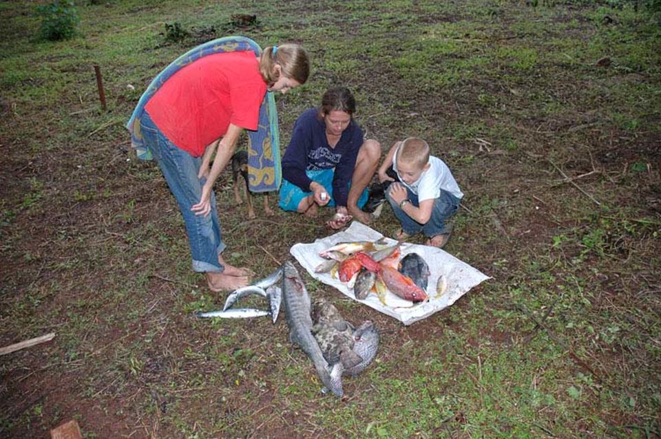 Stolze Angler mit ihrer reichen Beute Stolze Angler mit ihrer reichen Beute