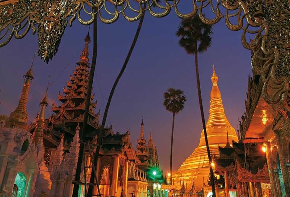 Die Shwedagon-Pagode in Yangon, der größten Stadt Myanmars. Das Bild von Ralph Lobstädt aus Leipzig hat in diesem Monat den Online-Fotowettbewerb auf GEO.de gewonnen. "Prächtige Farben, ein kühl leuchtender Himmel. Im Vordergrund Schmuckelemente, welche die Pagode fast einrahmen - dies ist ein herausragendes Tempelmotiv", so GEO-Bildredakteur Markus Seewald Die Shwedagon-Pagode in Yangon, der größten Stadt Myanmars. Das Bild von Ralph Lobstädt aus Leipzig hat in diesem Monat den Online-Fotowettbewerb auf GEO.de gewonnen. "Prächtige Farben, ein kühl leuchtender Himmel. Im Vordergrund Schmuckelemente, welche die Pagode fast einrahmen - dies ist ein herausragendes Tempelmotiv", so GEO-Bildredakteur Markus Seewald
