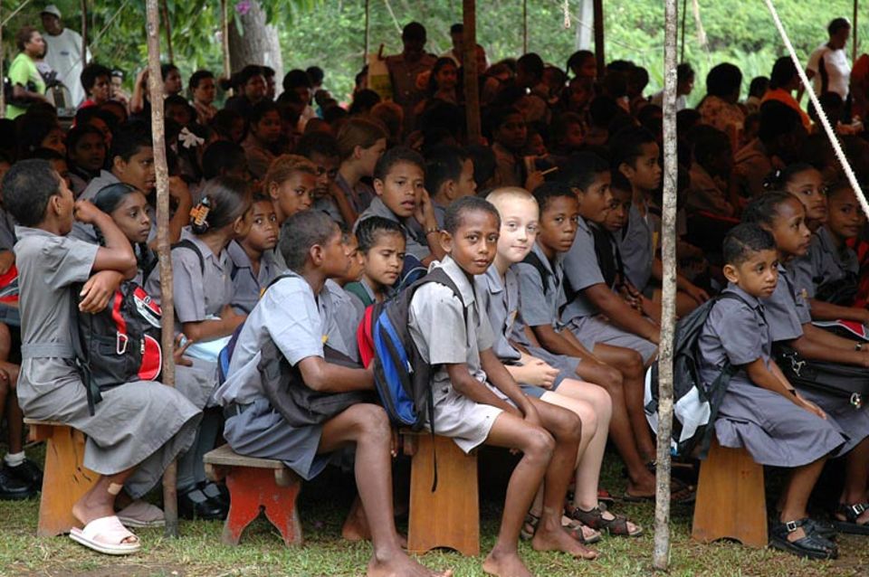 Finn inmitten seiner fidschianischen Schulkameraden