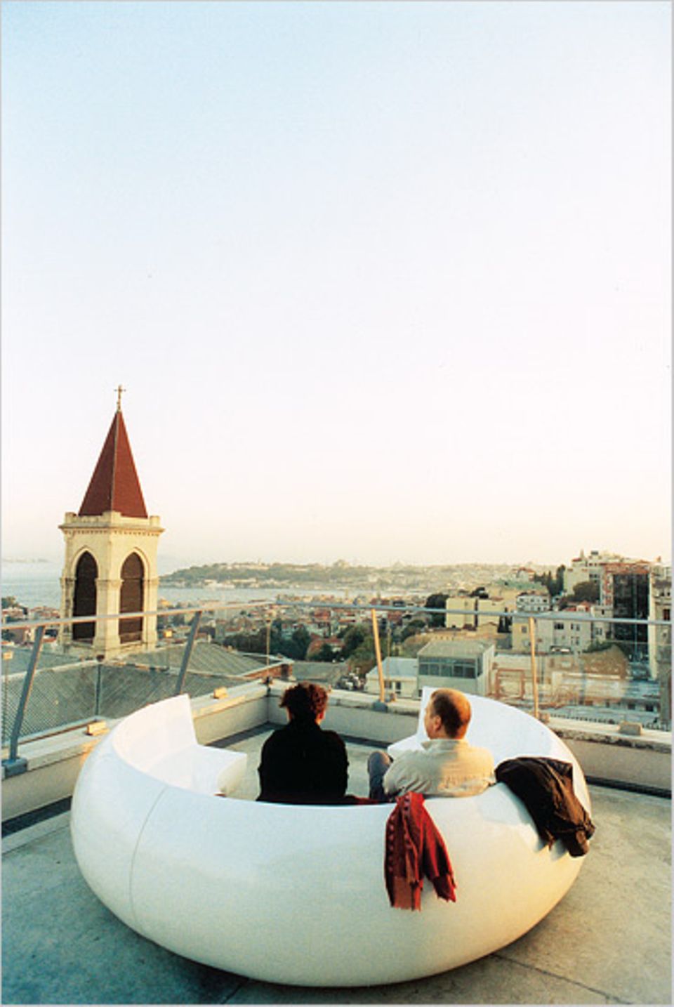 Vom Sitzmodul auf der Terrasse des "360" schweift der Blick über die Stadt. Auch Kirchtürme gehören zum Panorama