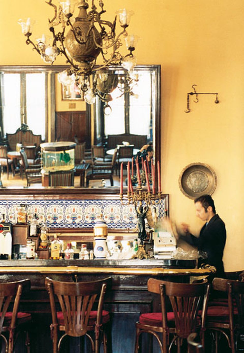 An der Bar des "Pera Palas" haben eins Mata Hari, Ernest Hemingway und Agatha Christie gesessen. Jetzt wird das Hotel aufwändig renoviert, es soll wieder eine Top-Adresse für prominente Kosmopoliten werden