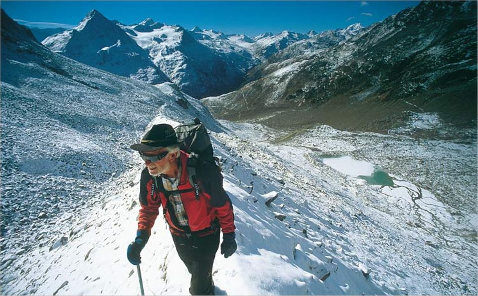 Mit so bedächtigem wie stetigem Schritt steigt Luis Pirpamer zum Rofenkargletscher auf - um dort Wanderurlauber mit dem Eisgehen vertraut zu machen. Von hier oben reicht der Blick über das Ötztal bis zur italienischen Grenze
