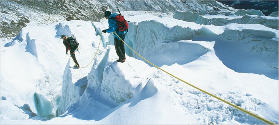 Auf dem Rofenkargletscher gehören Steigeisen und Sicherungsseil zur Ausrüstung. Dort wird die Wandergruppe auch das Abseilen in Gletscherspalten üben