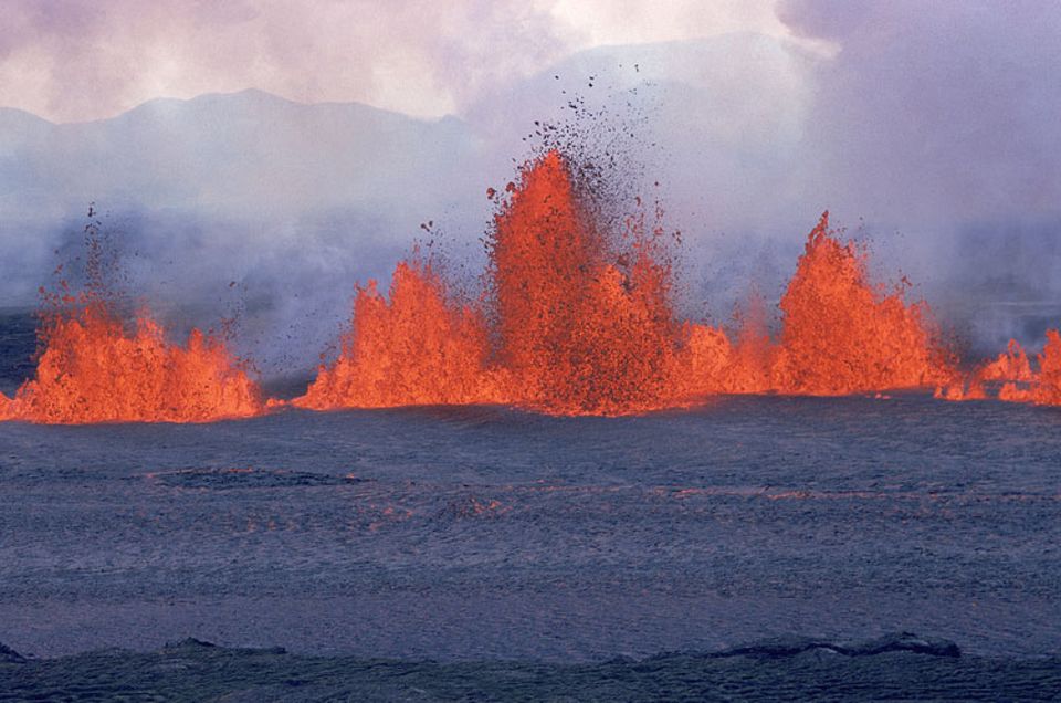 Spektakuläre Bilder für die Vulkan-Show: Eine Lava-Fontäne schießt aus dem Krafla-Vulkan Spektakuläre Bilder für die Vulkan-Show: Eine Lava-Fontäne schießt aus dem Krafla-Vulkan