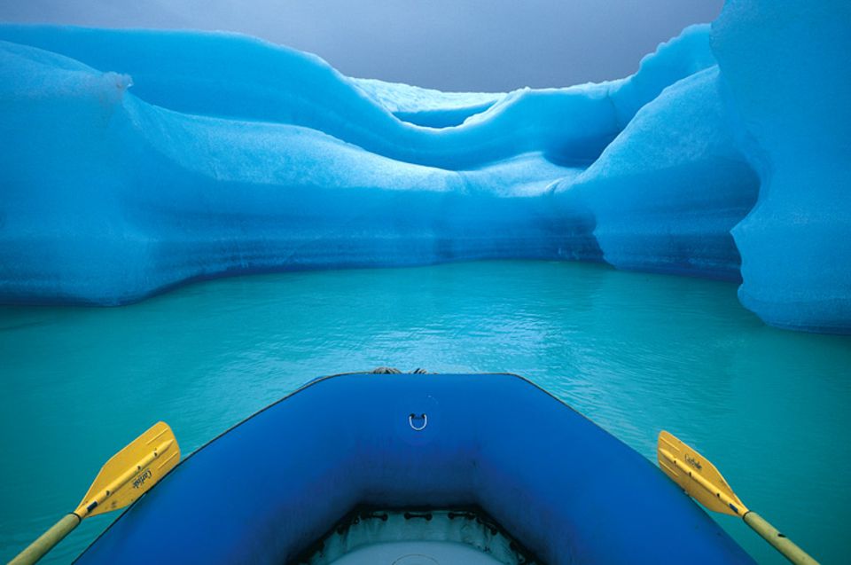 Das Boot gleitet zwischen den Eisbergen hindurch, die auf dem Alsek-See im Glacier-Bay-Nationalpark treiben. In haushohen Brocken brechen sie von der Gletscherzunge ab; ein ständiges Tropfen ist das eindrücklichste Geräusch dieser Zwischenwelt Das Boot gleitet zwischen den Eisbergen hindurch, die auf dem Alsek-See im Glacier-Bay-Nationalpark treiben. In haushohen Brocken brechen sie von der Gletscherzunge ab; ein ständiges Tropfen ist das eindrücklichste Geräusch dieser Zwischenwelt
