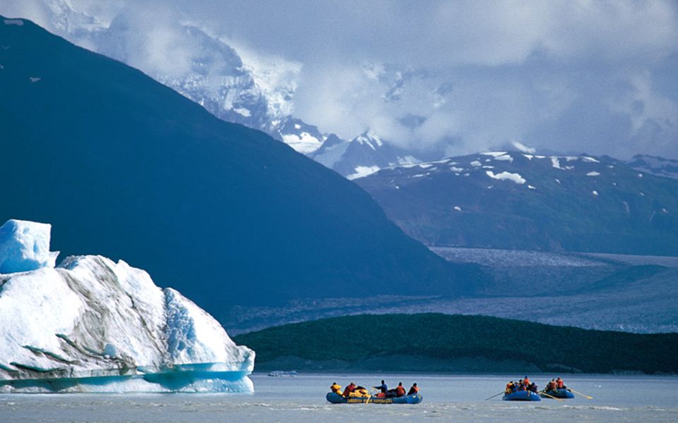 Während die Boote auf den Alsek-See hinausgleiten, klart der Himmel auf, un der 4663 Meter hohe Mt. Fairweather erscheint. Trotz des Namens, der gutes Wetter verheißt - das Klima hier ist rau, die Berge sind häufig von Wolken verhüllt Während die Boote auf den Alsek-See hinausgleiten, klart der Himmel auf, un der 4663 Meter hohe Mt. Fairweather erscheint. Trotz des Namens, der gutes Wetter verheißt - das Klima hier ist rau, die Berge sind häufig von Wolken verhüllt