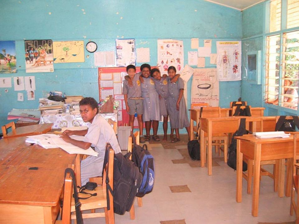 In unserem Klassenraum: vorne links Senimili, hinten, von links nach rechts: Leo, Tima, Litia, Matelita In unserem Klassenraum: vorne links Senimili, hinten, von links nach rechts: Leo, Tima, Litia, Matelita