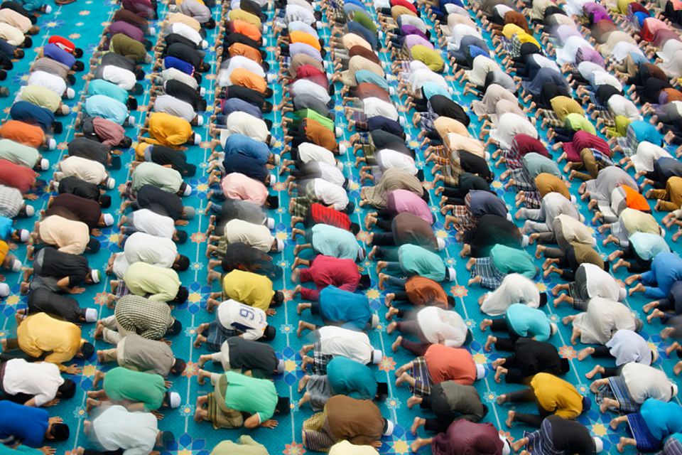 Weltreligionen: Gläubige Muslime beim Gebet Weltreligionen: Gläubige Muslime beim Gebet