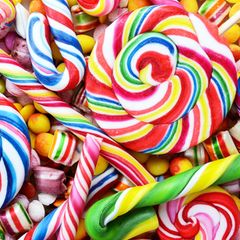 Bunte Bonbons und Zuckerstangen