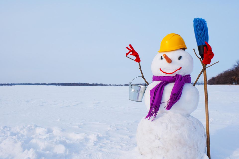 Schneemann mit Mütze und Schal im Winter