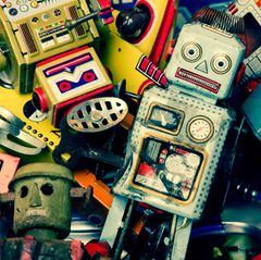 Bunte Roboter auf einem großen Haufen