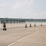 Segway auf dem Tempelhofer Feld in Berlin