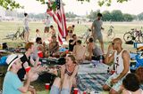 Feier eines jungen Amerikaners auf dem Tempelhofer Feld in Berlin