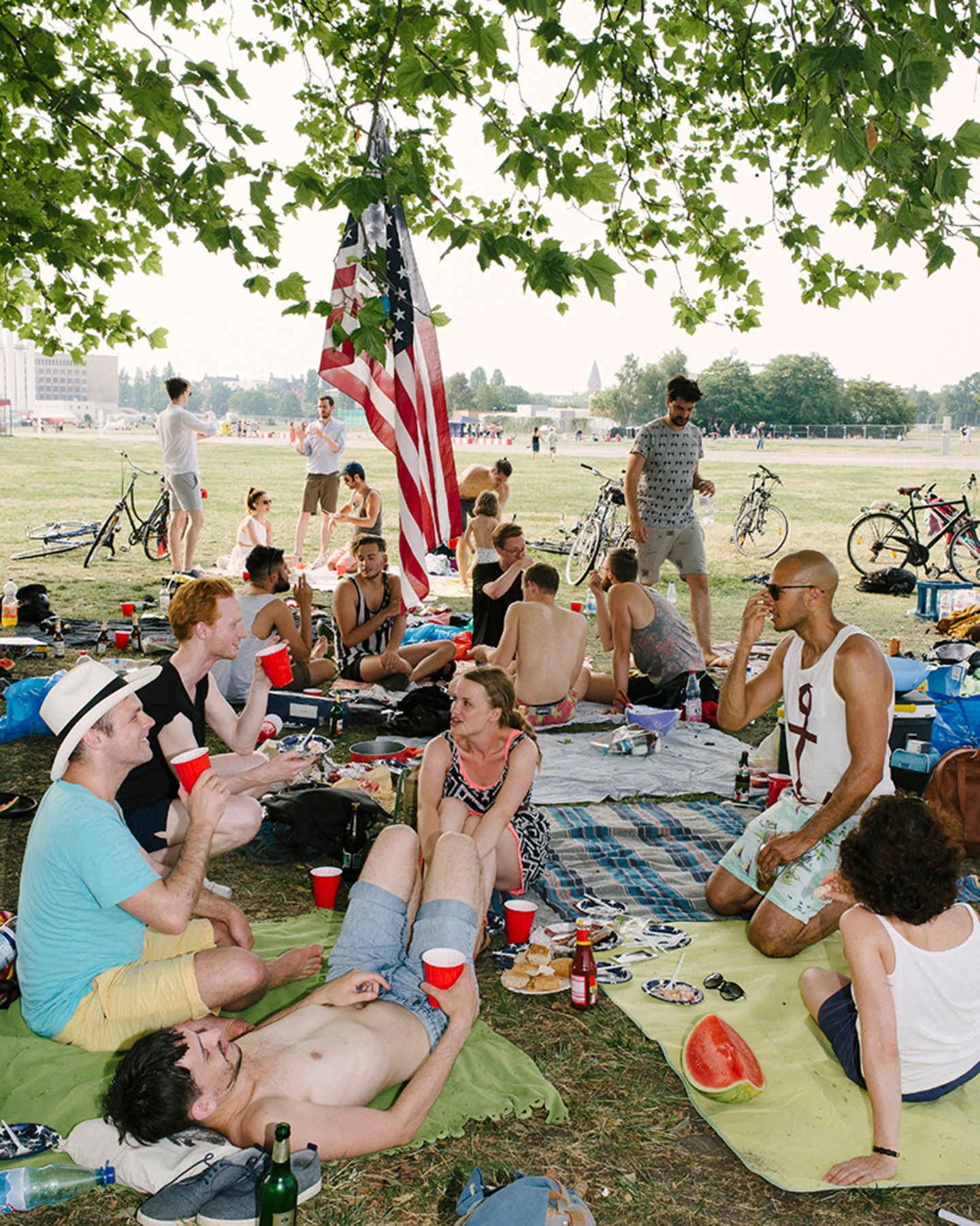 Feier eines jungen Amerikaners auf dem Tempelhofer Feld in Berlin