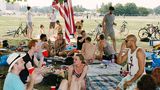 Feier eines jungen Amerikaners auf dem Tempelhofer Feld in Berlin
