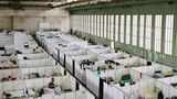 Ein Auffanglager für Flüchtlinge im Hangar des ehemaligen Flughafens Tempelhof