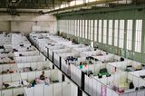 Ein Auffanglager für Flüchtlinge im Hangar des ehemaligen Flughafens Tempelhof