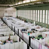Ein Auffanglager für Flüchtlinge im Hangar des ehemaligen Flughafens Tempelhof