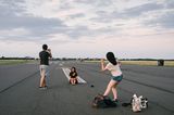 Touristen machen Fotos auf dem Tempelhofer Feld in Berlin