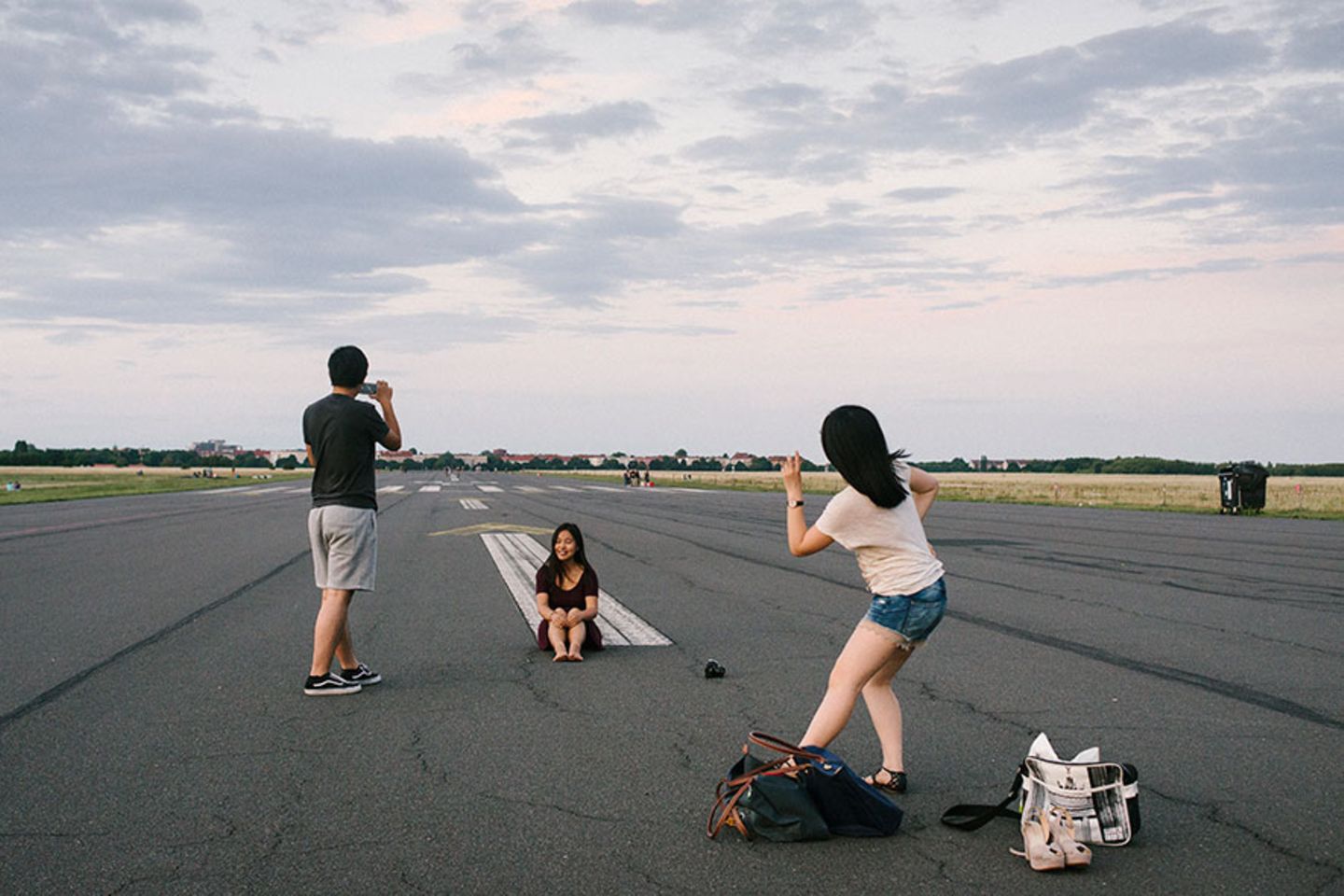 Touristen machen Fotos auf dem Tempelhofer Feld in Berlin