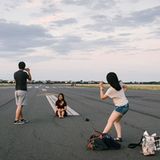 Touristen machen Fotos auf dem Tempelhofer Feld in Berlin