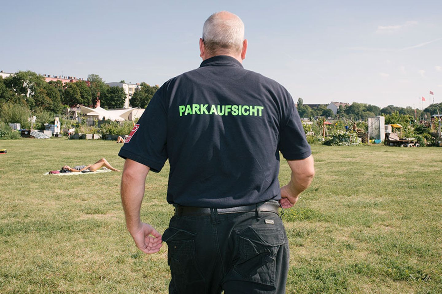 Parkaufsicht auf dem Tempelhofer Feld in Berlin