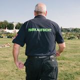 Parkaufsicht auf dem Tempelhofer Feld in Berlin