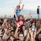 Besucher des Festivals Lollapalooza auf dem Tempelhofer Feld in Berlin