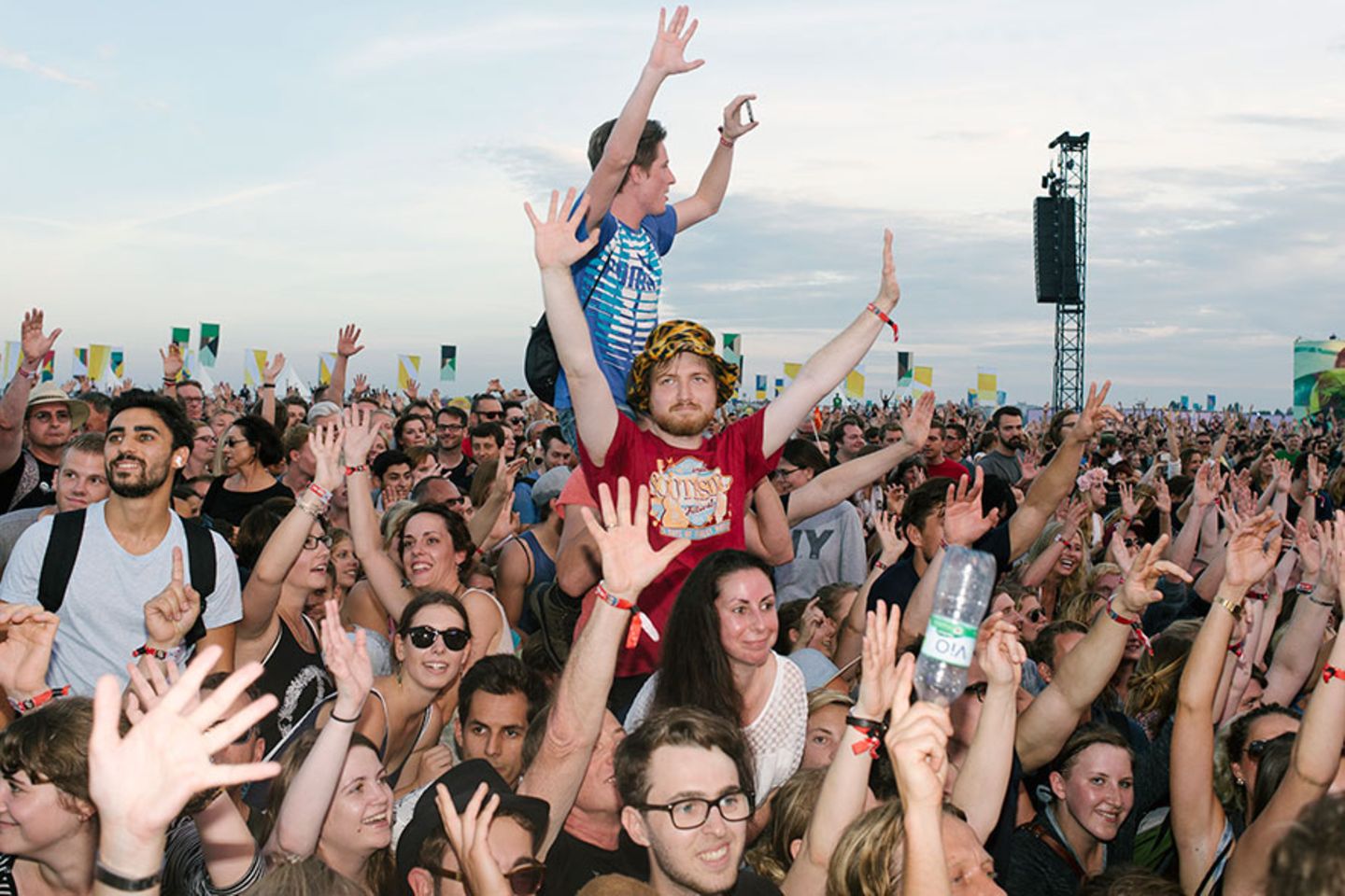 Besucher des Festivals Lollapalooza auf dem Tempelhofer Feld in Berlin