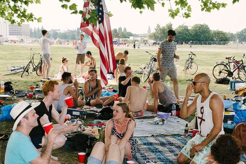 Feier eines jungen Amerikaners auf dem Tempelhofer Feld in Berlin