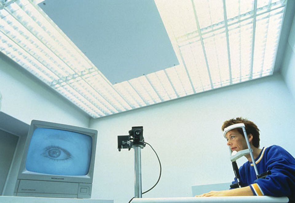 Biorhythmus: Im Schlafzentrum der Universiät Regensburg wird mit einem Pupillographen die wechselnde Größe der Pupille registriert - und damit die Müdigkeit