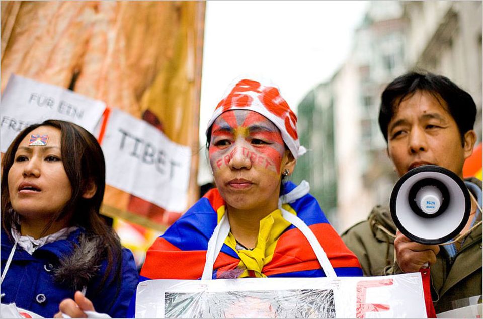 Freunde von Tsering (li.) haben sich mit den Farben der tibetischen Nationalflagge bemalt Freunde von Tsering (li.) haben sich mit den Farben der tibetischen Nationalflagge bemalt