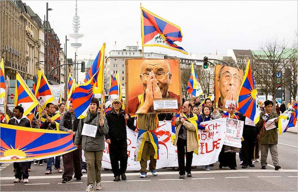 Rund 500 Demonstranten protestierten Mitte März in der Hamburger Innenstadt gegen die Gewalt in Tibet Rund 500 Demonstranten protestierten Mitte März in der Hamburger Innenstadt gegen die Gewalt in Tibet