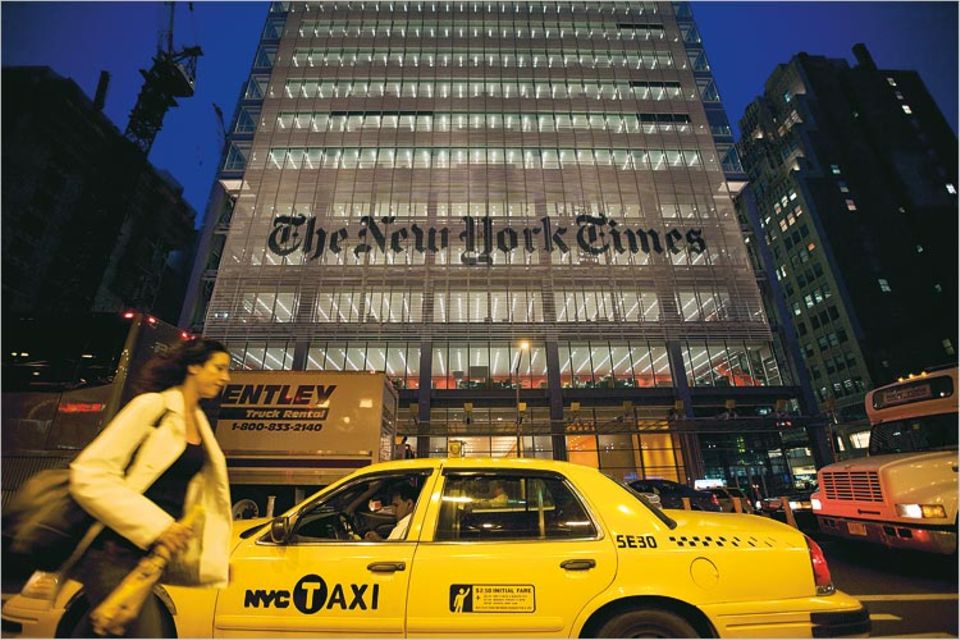 Ende 2007 bezog die New York Times ein neues Hauptquartier in Manhattan, 52 Stockwerke hoch und so transparent, als solle die Welt hindurchströmen. Ein Gebäude wie ein Ausrufezeichen: "Wir leben noch!"